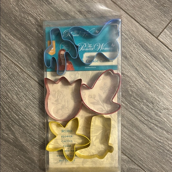 The Pioneer Woman Other - The Pioneer Woman Multicolor Cookie Cutter Collection